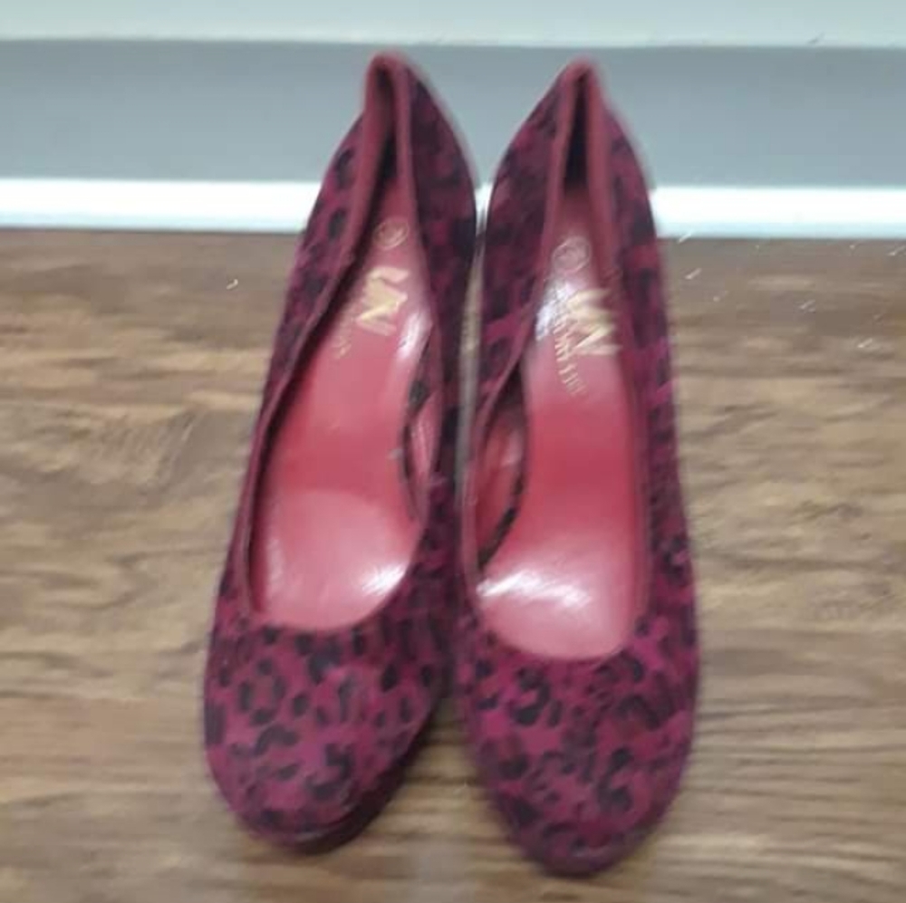 Heels - Picture 2 of 3